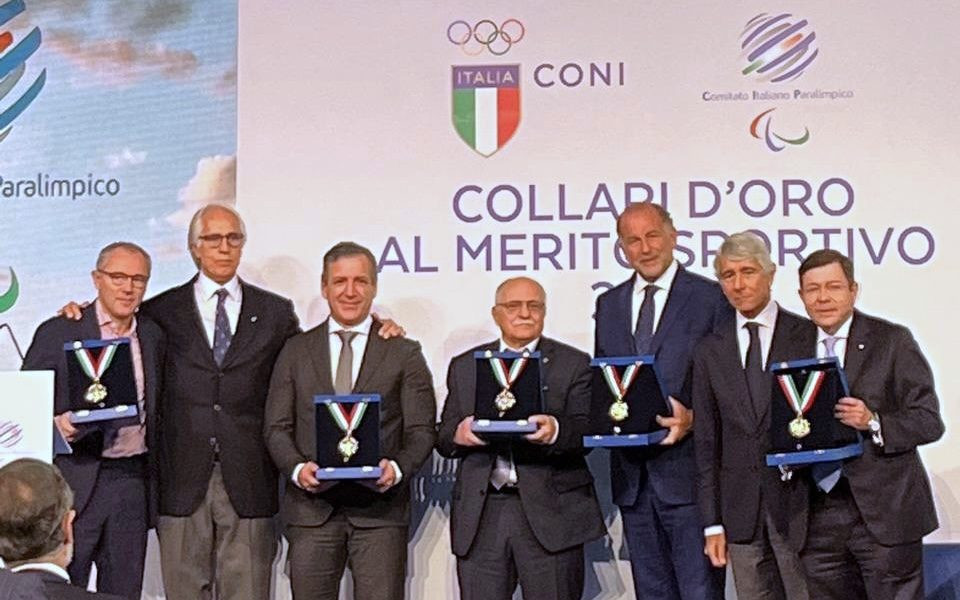 Antonio Urso, third left, was given the honour by Giovanni Malagò, second left ©IWF