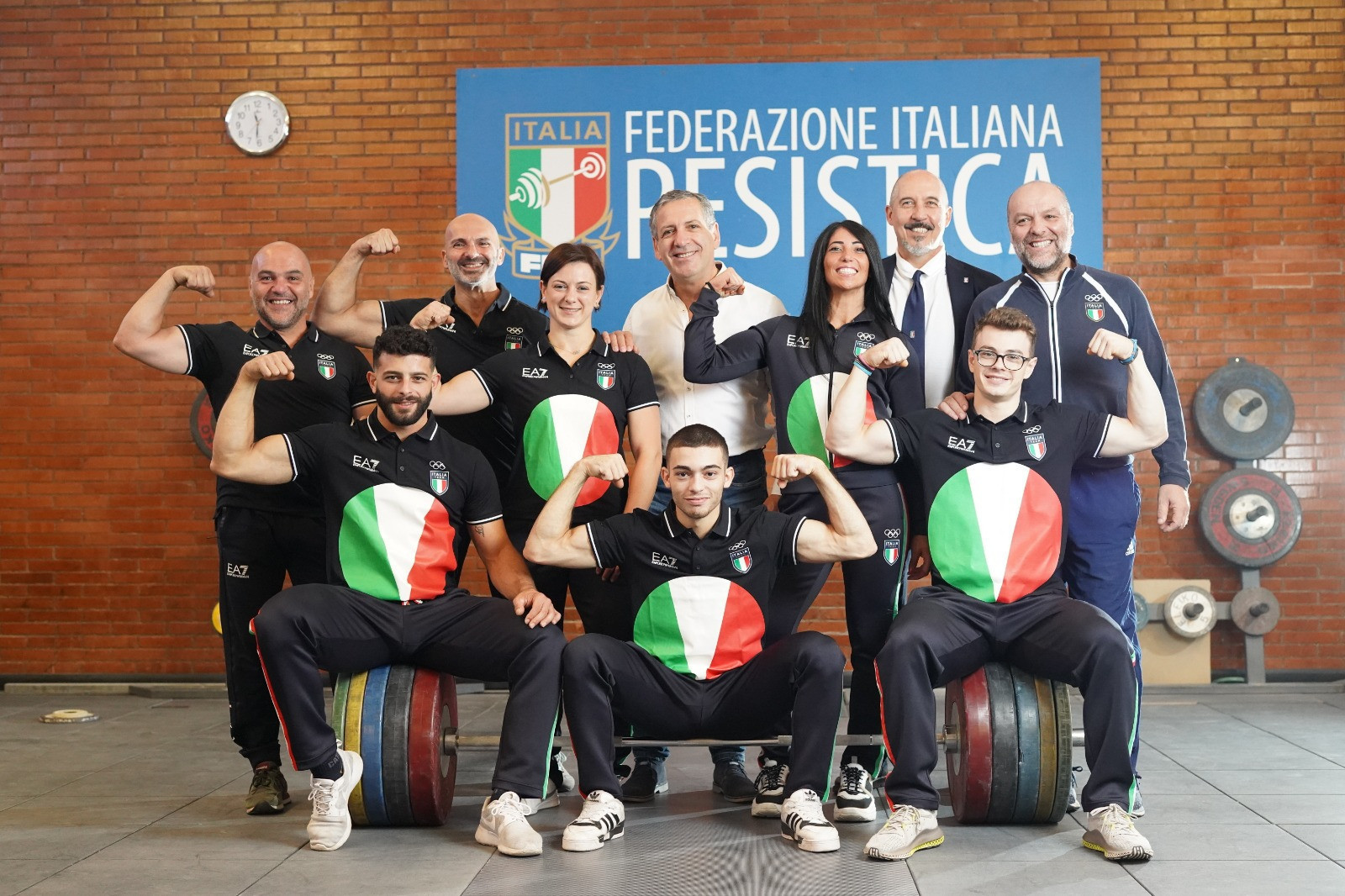 Antonio Urso, in white, has been given a Gold Collar by CONI for his service to weightlifting ©Facebook/FIPE