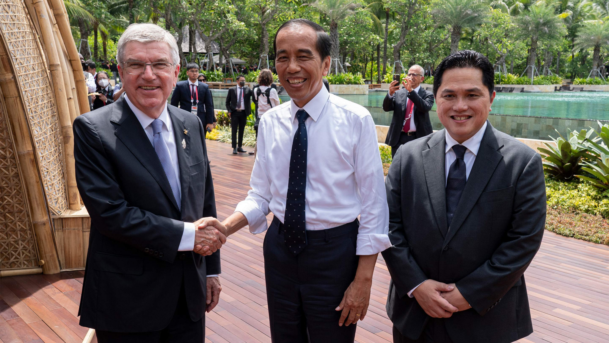 Indonesia President Joko Widodo (centre) greets IOC President Thomas Bach (left) ©IOC/Greg Martin