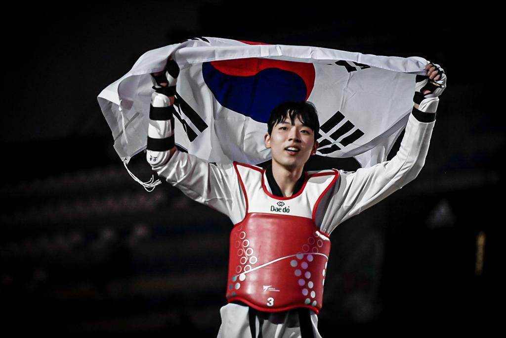 Kwon Do-yun of South Korea celebrates after winning the men's under-68kg title ©World Taekwondo