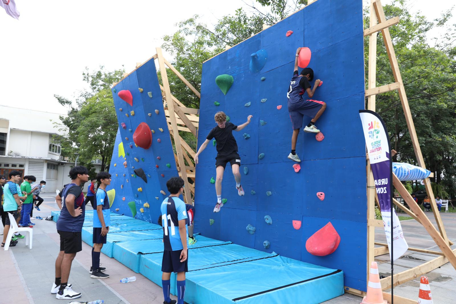 Athletes tried out sport climbing at the Bangkok Urban Games, as part of the UTS World Youth Festival ©UTS 