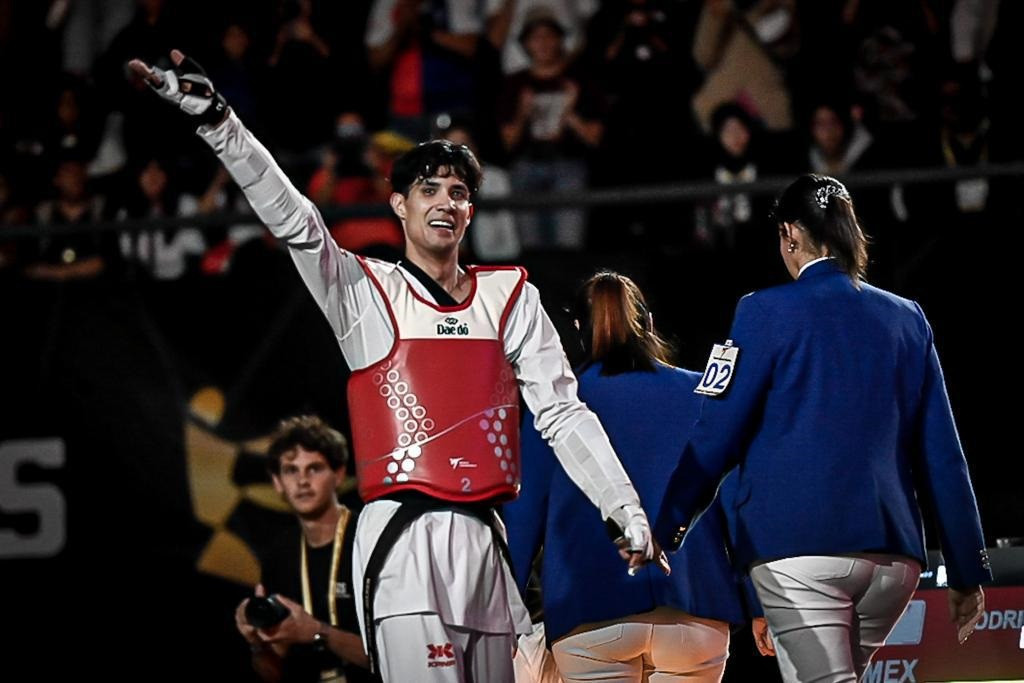 Rodriguez salutes the crowd following his semi-final victory ©World Taekwondo