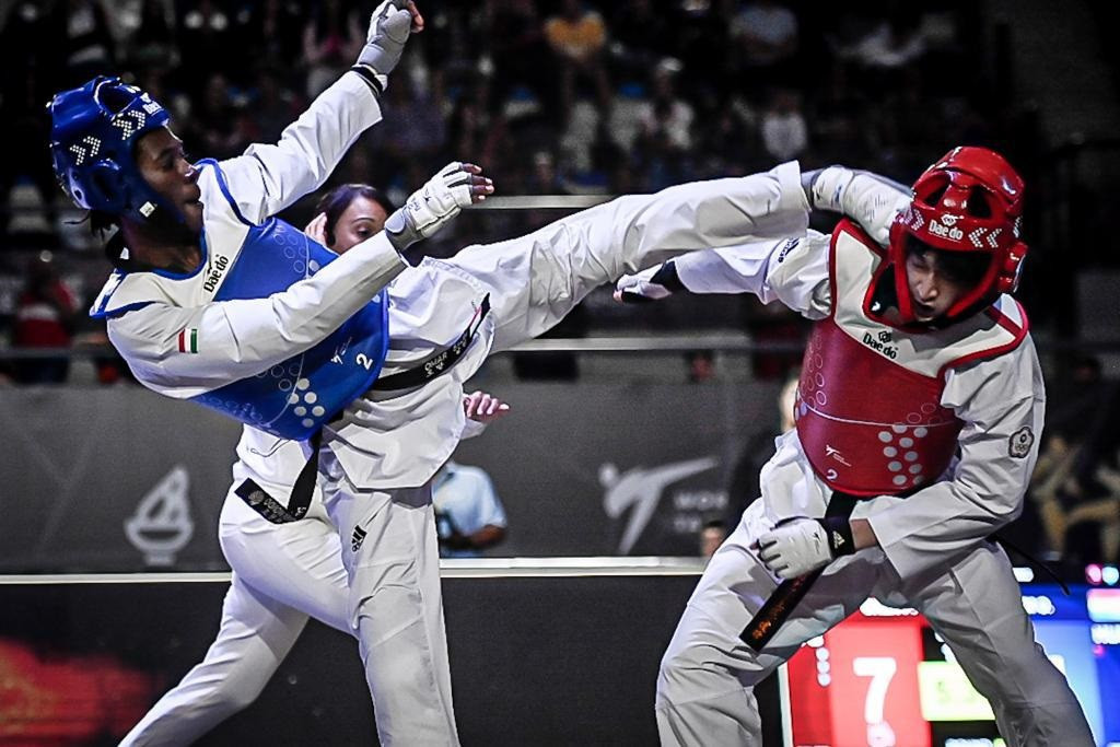 Omar Salim of Hungary lands a shot to the head of Mexican Cesar Rodriguez ©World Taekwondo