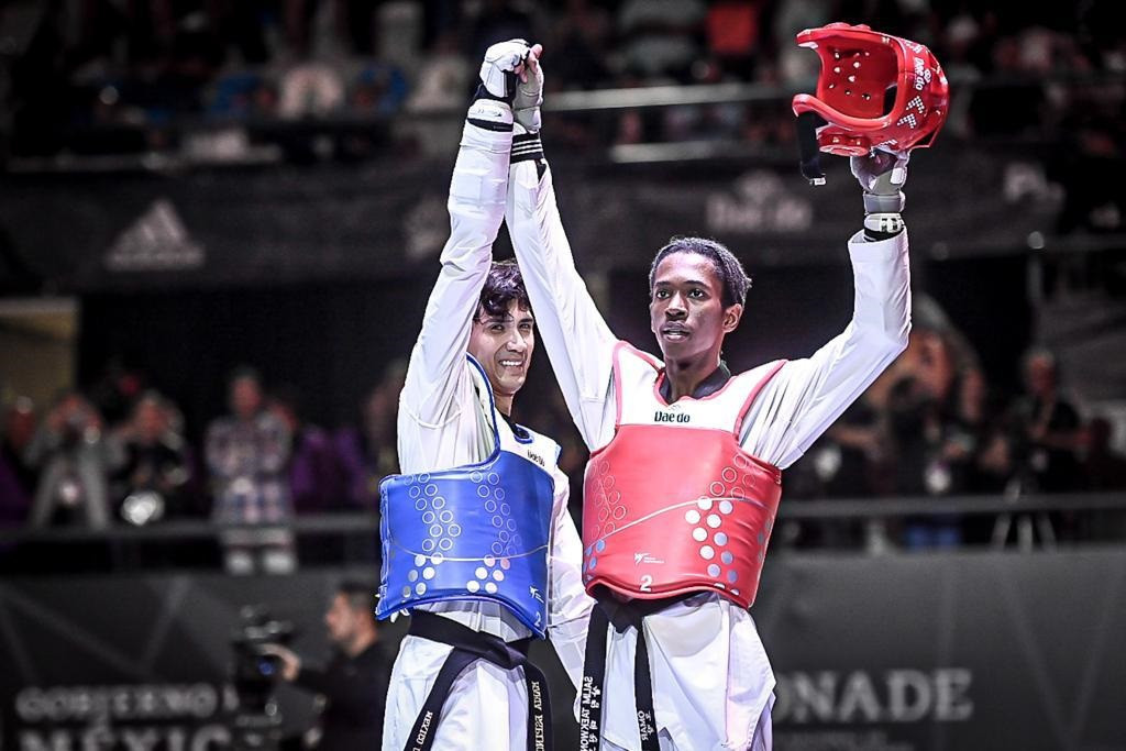 Home favourite Rodriguez congratulates Salim 
following his defeat in the men's under-54kg final ©World Taekwondo