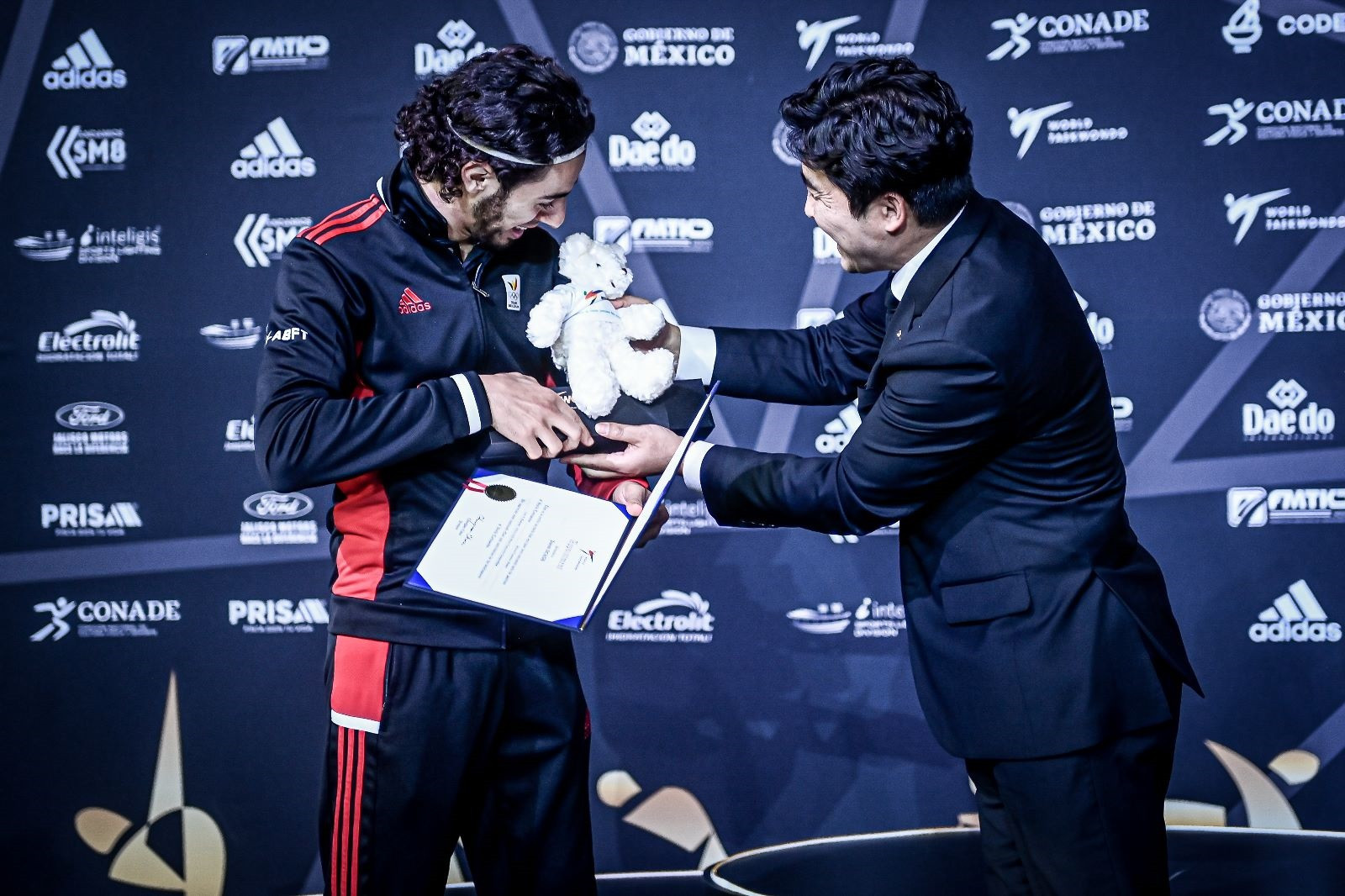 Jaouad Achab received a gift from World Taekwondo secretary general Jeongkang Seo following his election ©World Taekwondo