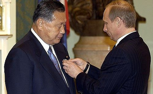 Yoshirō Mori was awarded the Order of Friendship by Russian President Vladimir Putin after helping strengthen relations between the two countries when he was Japanese Prime Minister ©The Kremlin
