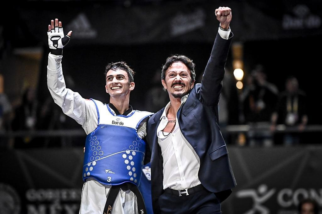 Vito Dell'Aquila celebrates with his coach after winning the men's under-58kg title ©World Taekwondo