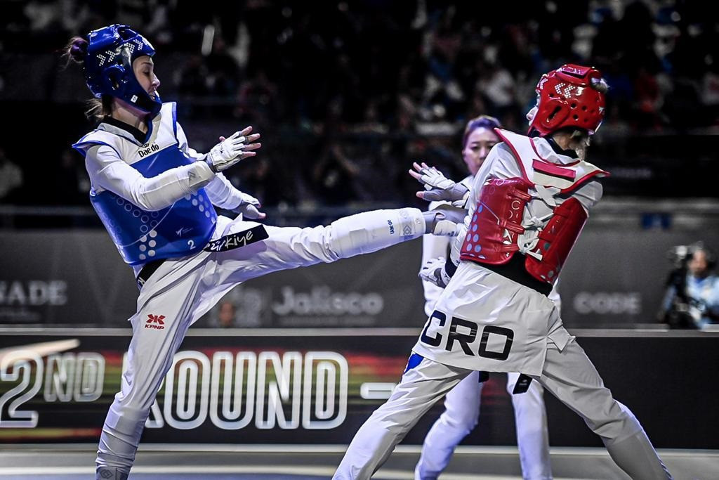 Rukiye Yildirim of Turkey looks to land a shot but was unable to trouble Stojković in the final ©World Taekwondo