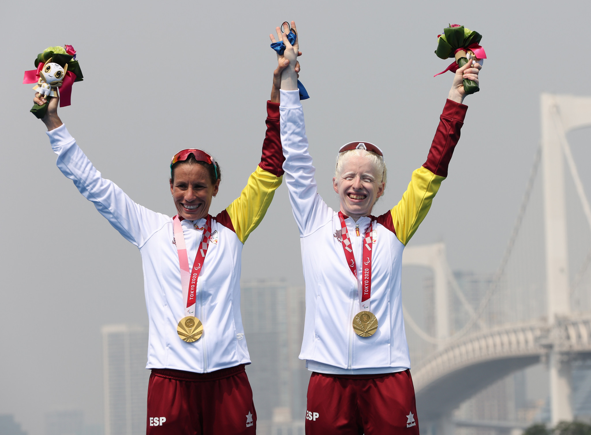 Susana Rodríguez, right, won gold at Tokyo 2020 alongside guide Sara Loehr Muñoz ©Getty Images