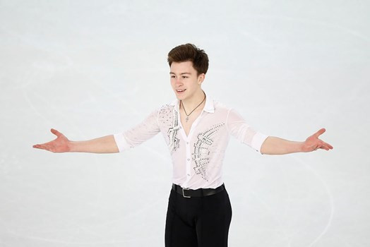 Dmitri Aliev leads at the halfway stage of the men's event ©ISU
