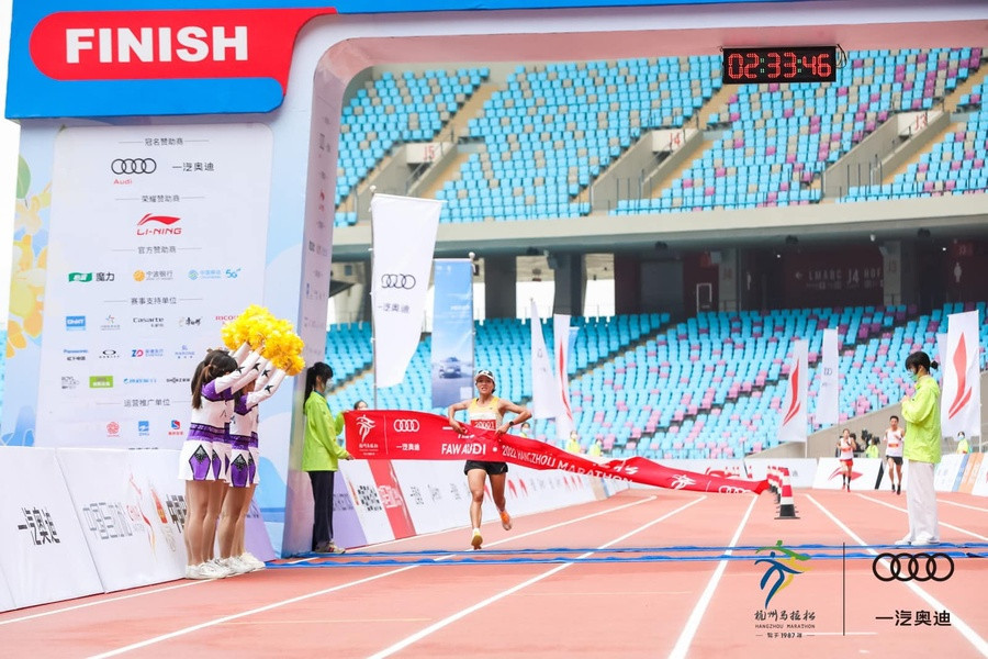 Wang Min crossing the line first in the women's race ©Hangzhou 2022