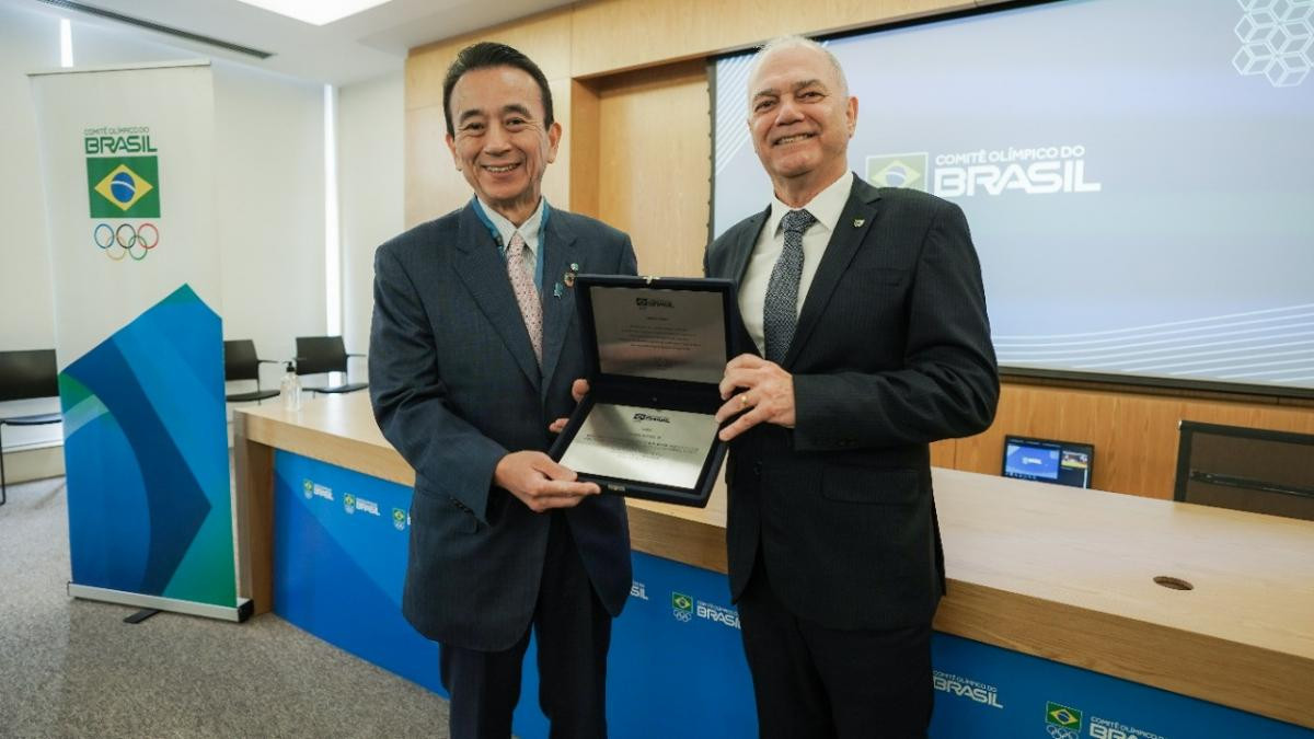 Hamamatsu Mayor Yasutomo Suzuki receives a commemorative plaque from BOC chairman Paulo Wanderley ©BOC