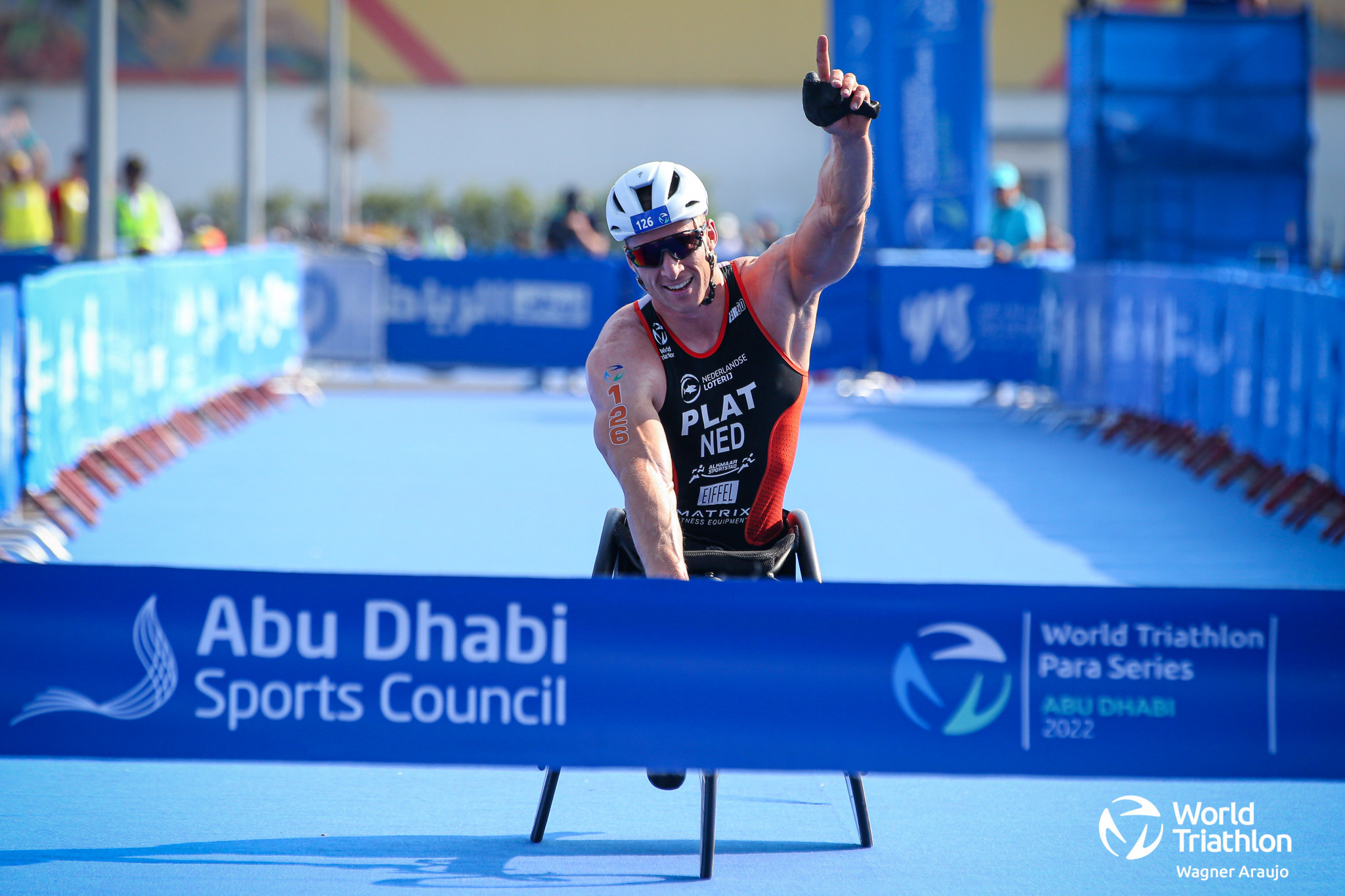 Dutch back-to-back Paralympic champion Jetze Plat dominated the men's wheelchair race to win by more than two minutes ©World Triathlon