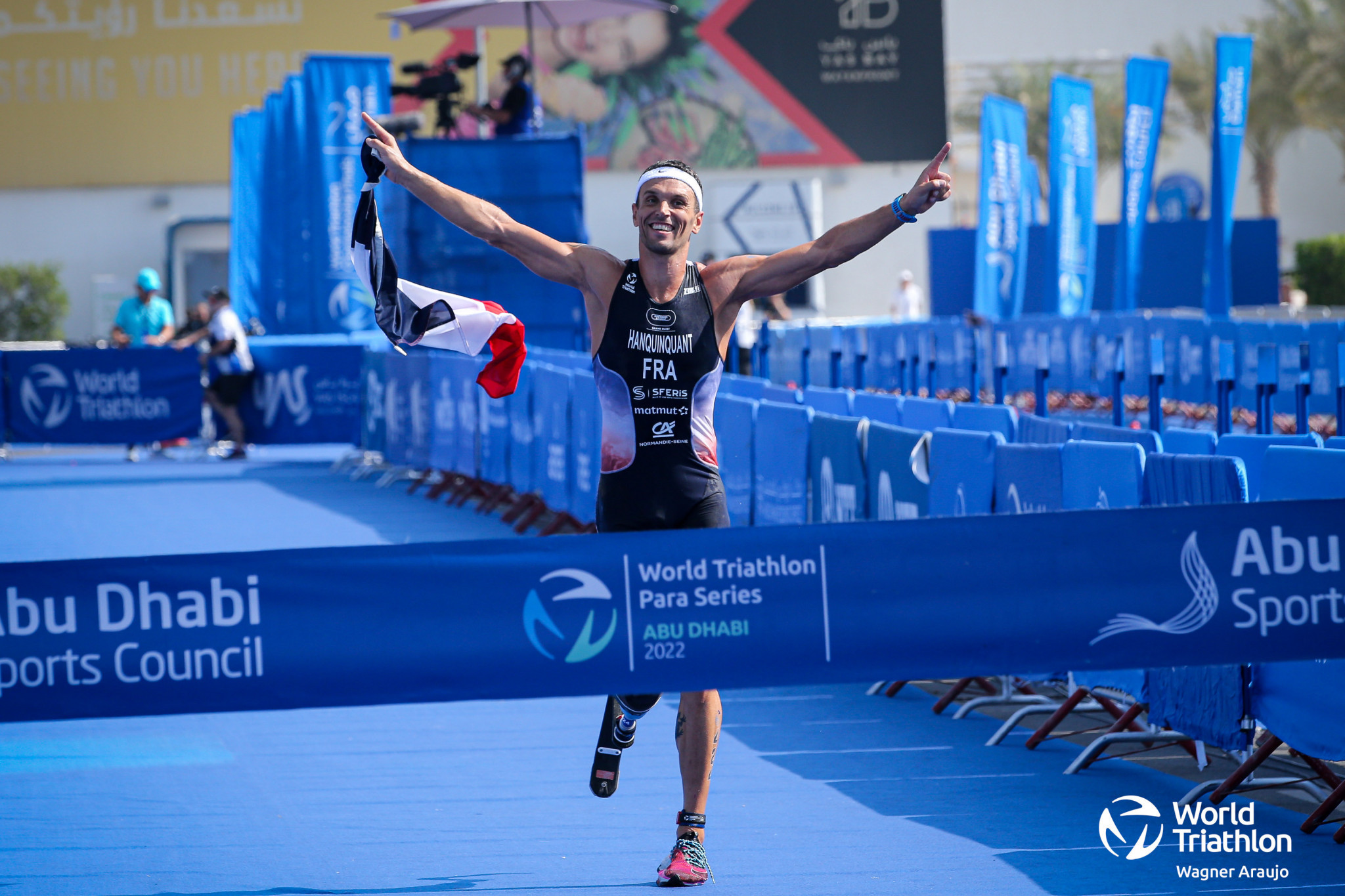 France's Alexis Hanquinquant continued his remarkable winning streak in the men's PTS4 class dating back to September 2019 ©World Triathlon