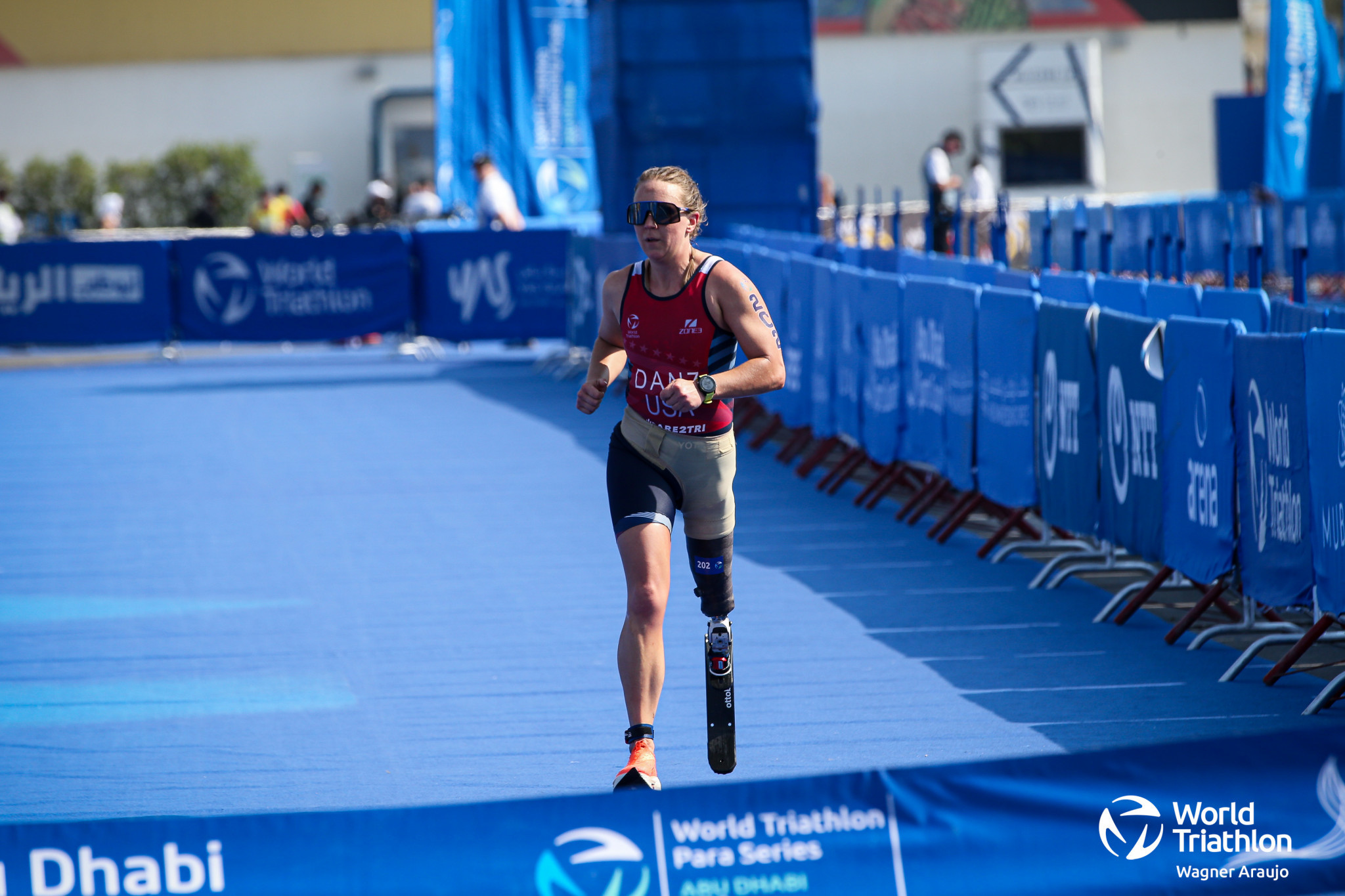 Hailey Danz of the US successfully defended her women's PTS2 title with a dominant performance ©World Triathlon