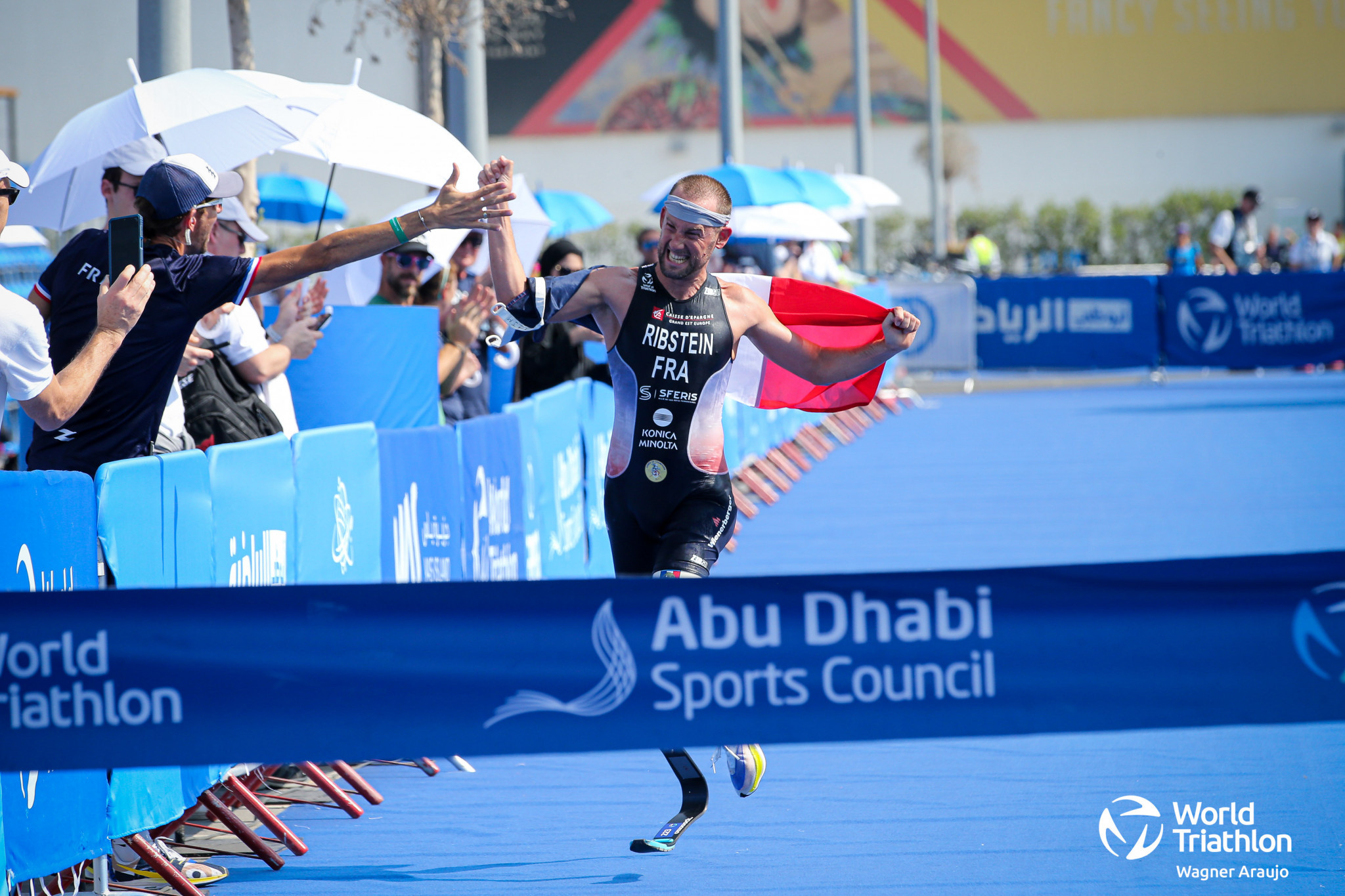 France's Jules Ribstein made it three successive men's PTS2 gold medals at the World Championships ©World Triathlon