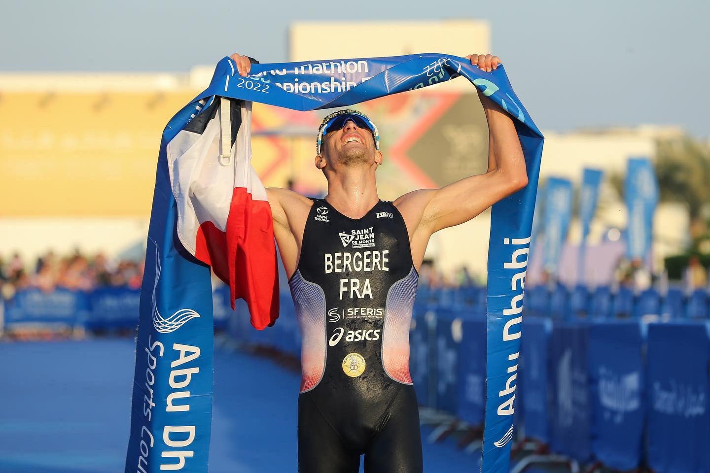 France's Léo Bergère became men's world champion in dramatic fashion in Abu Dhabi ©World Triathlon