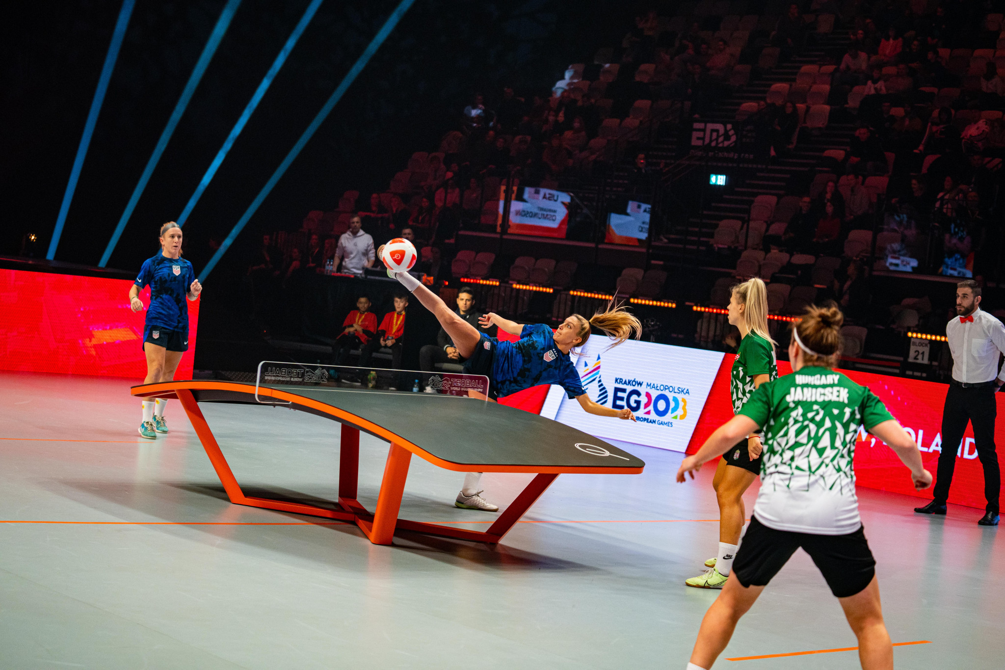 Carolyn Greco attempting a smash, but the United States lost to Hungary in the women's doubles ©FITEQ