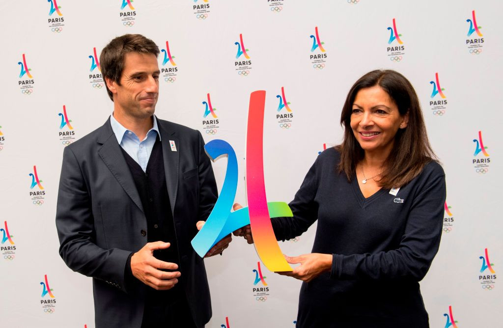 Paris 2024 President Tony Estanguet, left, and Paris Mayor Anne Hidalgo display the nifty logo used in the bid phase ©Getty Images