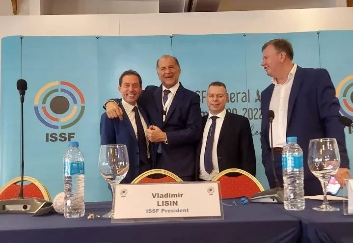 Italy's Luciano Rossi, second left, has defeated Russian oligarch Vladimir Lisin to be elected as the new President of the ISSF ©ITG