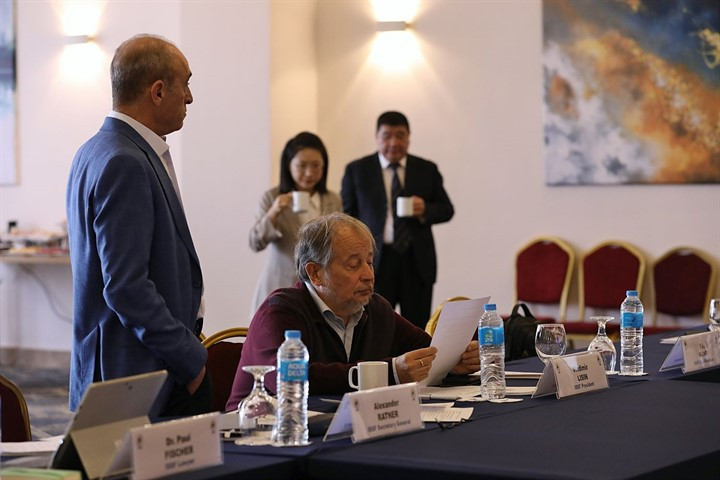 ISSF secretary general Alexander Ratner, standing, quit his job a few minutes after Vladimir Lisin, sitting, was unseated as ISSF President ©ISSF