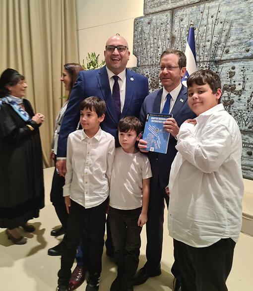 Leonardo Oros Duek, left, with Israeli President Isaac Herzog after receiving the Aliyah and Integration Award ©ITF