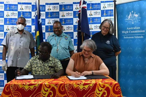 Acting Australian High Commissioner to the Solomon Islands Sally Anne Vincent signs a financial agreement with Treasury Secretary McKinnie Dentana ©NHA