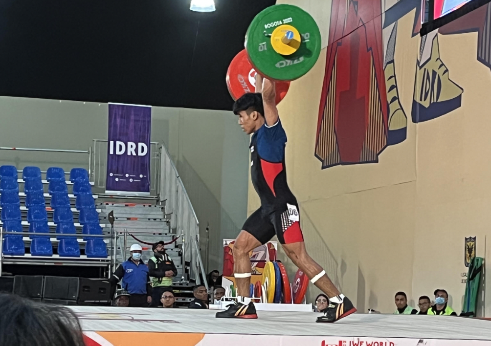 Theerapong Silachai of Thailand set a junior world record of 148kg in the clean and jerk ©ITG