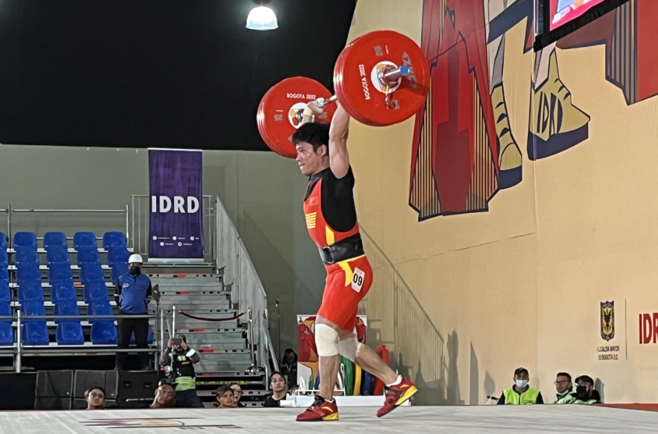 Li Fabin of China broke the clean and jerk world record in the men's 61kg category ©ITG