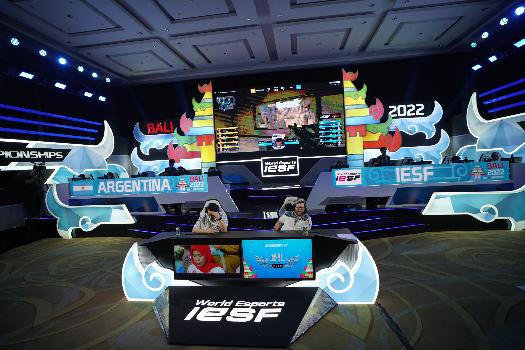 Casters commentated the action, adding excitement to the World Championships ©IESF