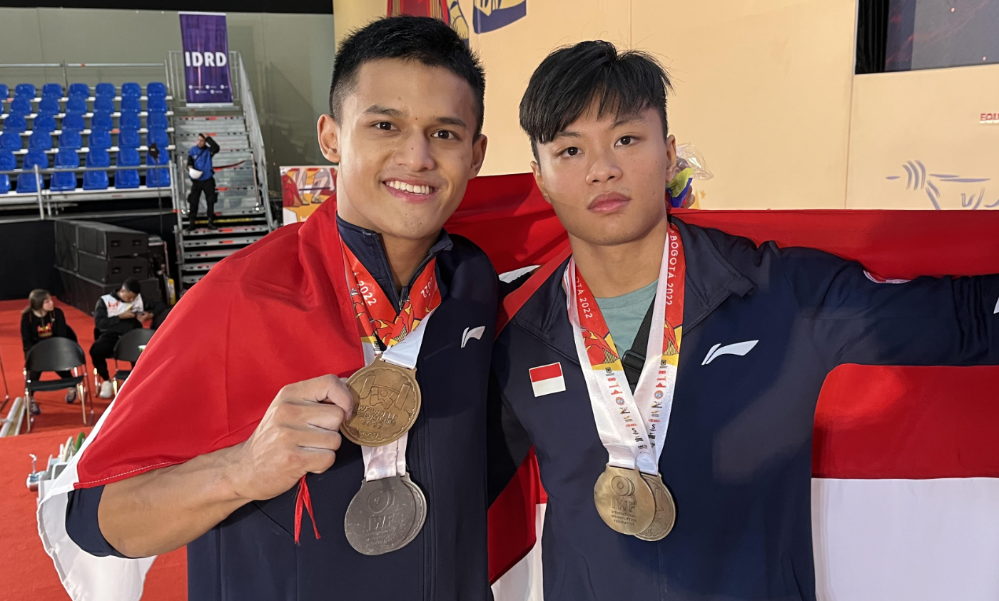 Indonesian Rahmat Erwin, right, made a world record 200kg in the clean and jerk at the second attempt in Bogotá ©ITG