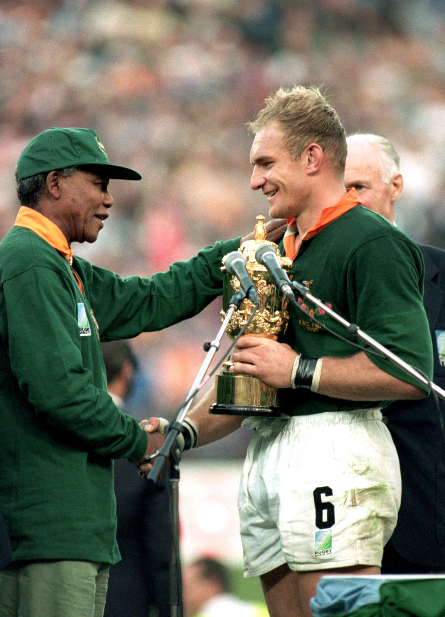Nelson Mandela, left, 
dressed in a Springbok jersey at the 1995 Rugby World Cup ©Getty Images