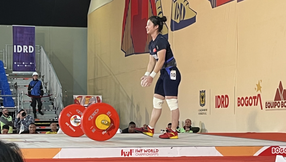 Pei Xinyi, whose 17th birthday was 10 weeks ago, set a youth world record with her first-ever lift in international weightlifting ©ITG