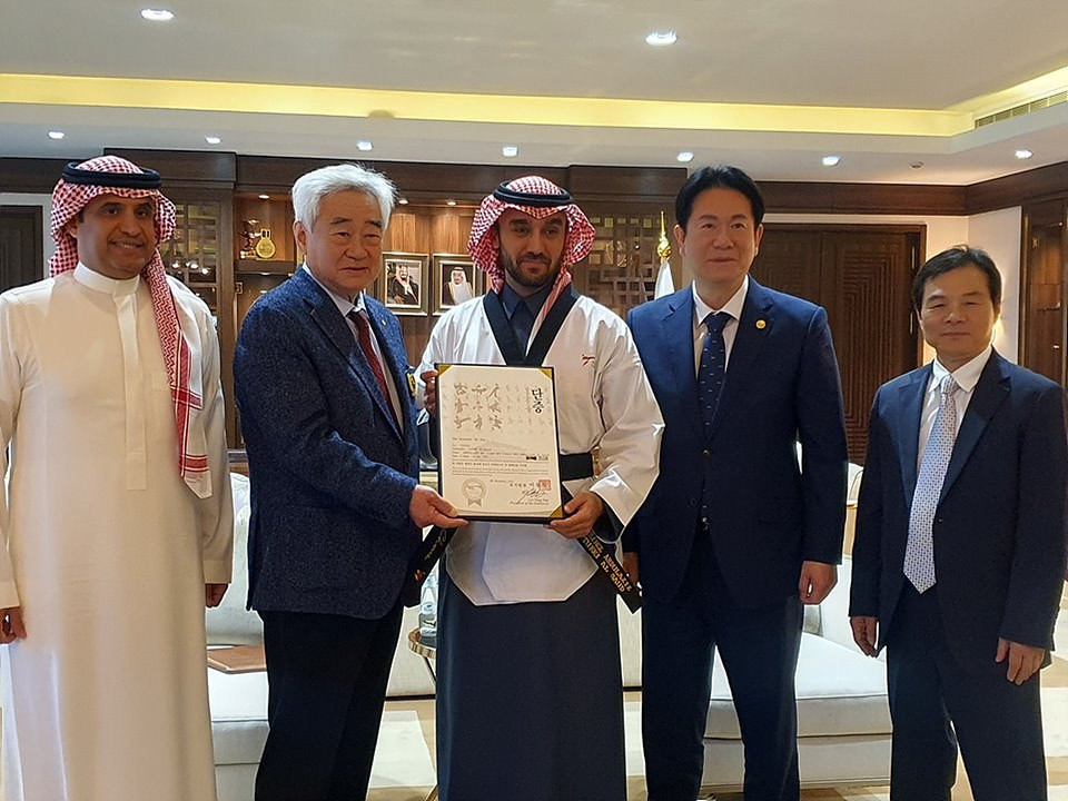 Saudi Arabian Sport Minister HRH Prince Abdulaziz bin Turki Al Faisal, centre, was presented with an honorary 7th dan by World Taekwondo President Chungwon Choue ©World Taekwondo
