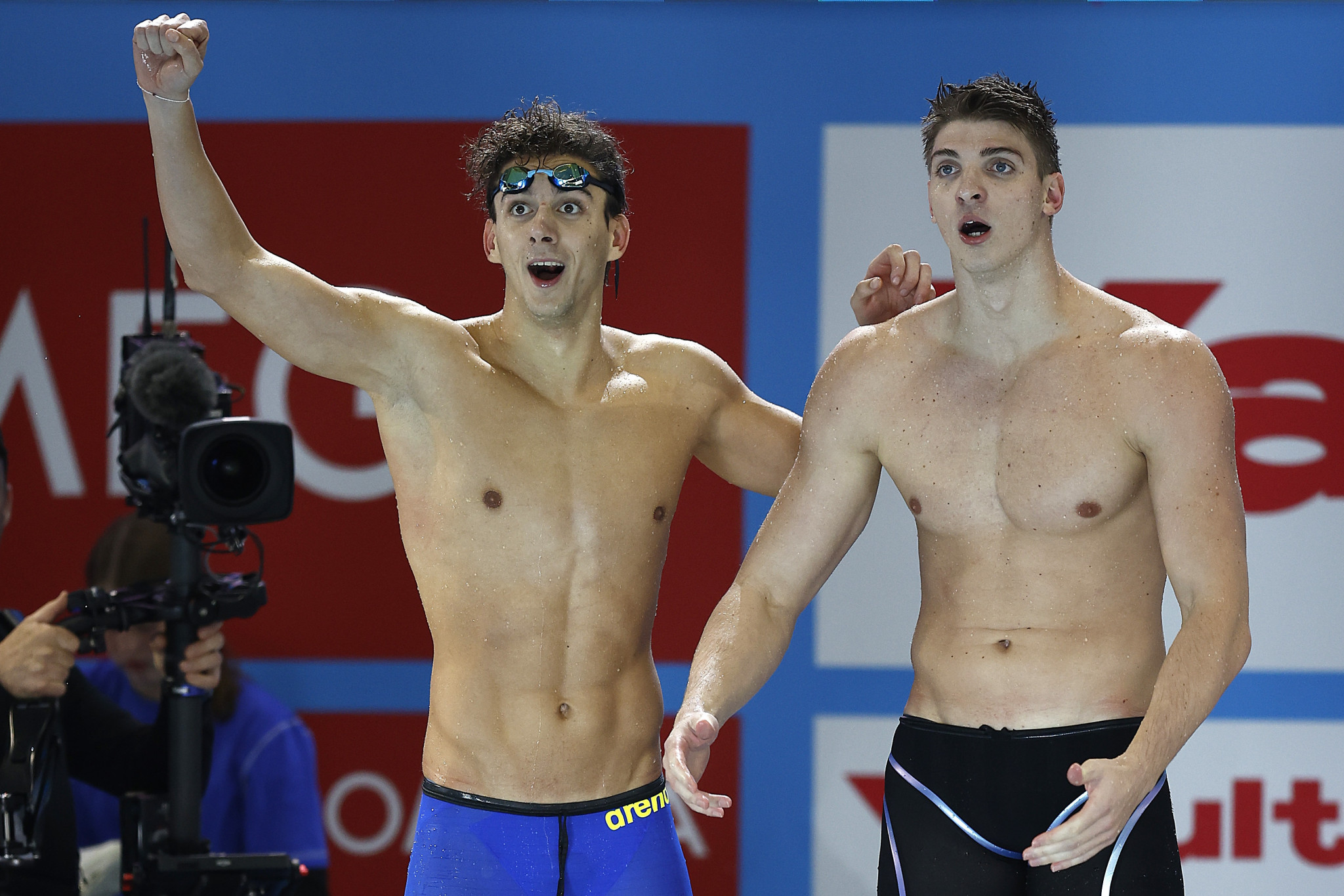 Paolo Conte Bonin and Alessandro Miressi 
roar their team-mates home in the men's 4x100m freestyle relay final ©Getty Images