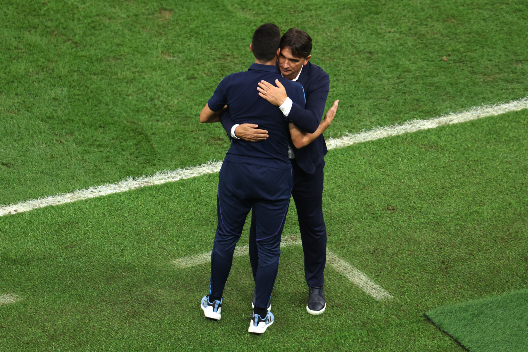 The coaches of the two sides embrace following the semi-final ©Getty Images