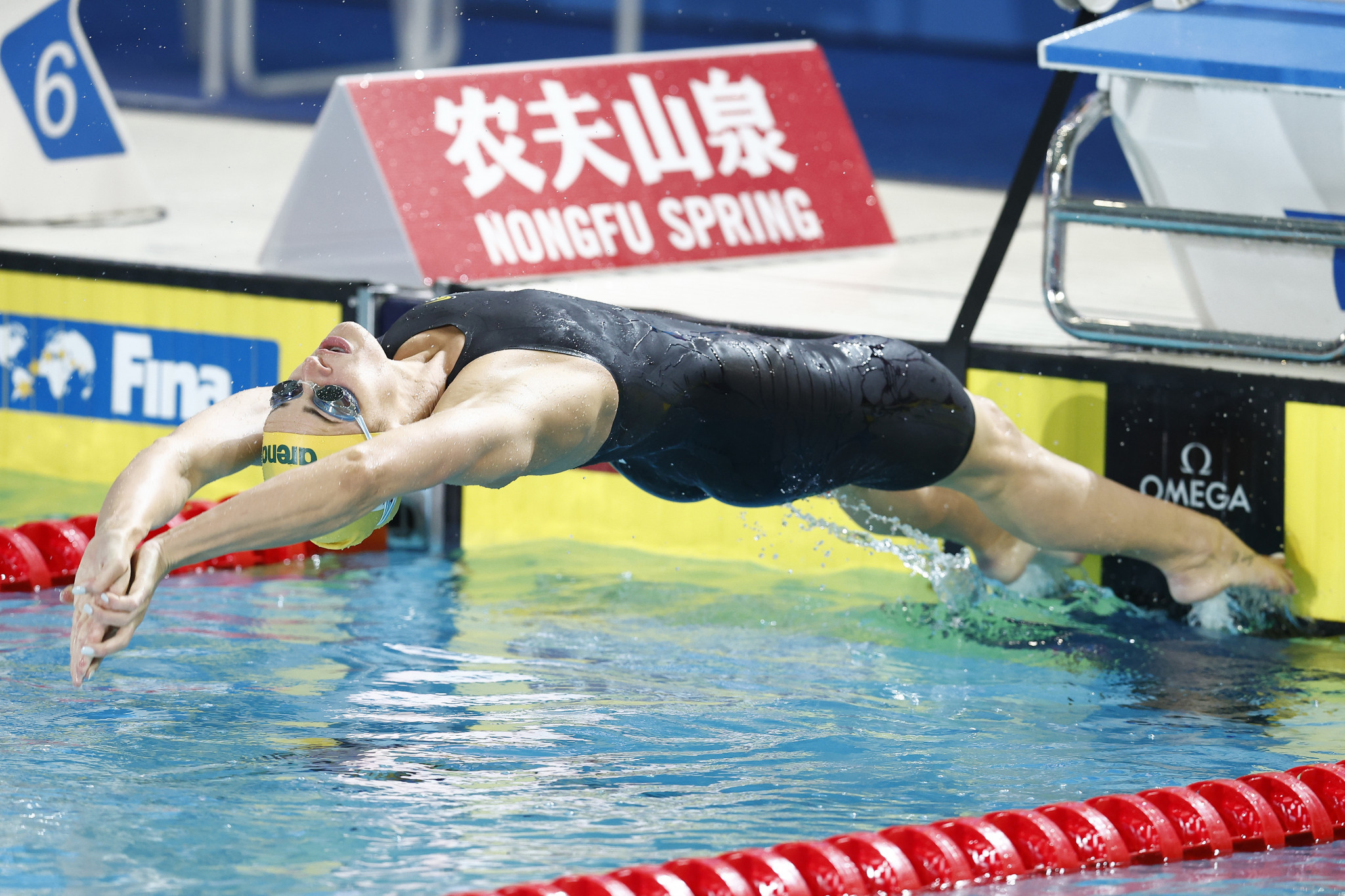 Australia's Kaylee McKeown gets off to a flying start in the women’s 100m backstroke final ©Getty Images