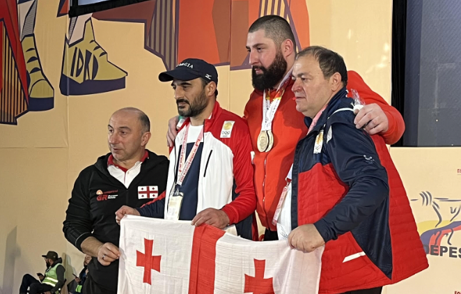 Georgia's Lasha Talakhadze, second right, overcame injury and a health scare to win a sixth world title ©ITG 