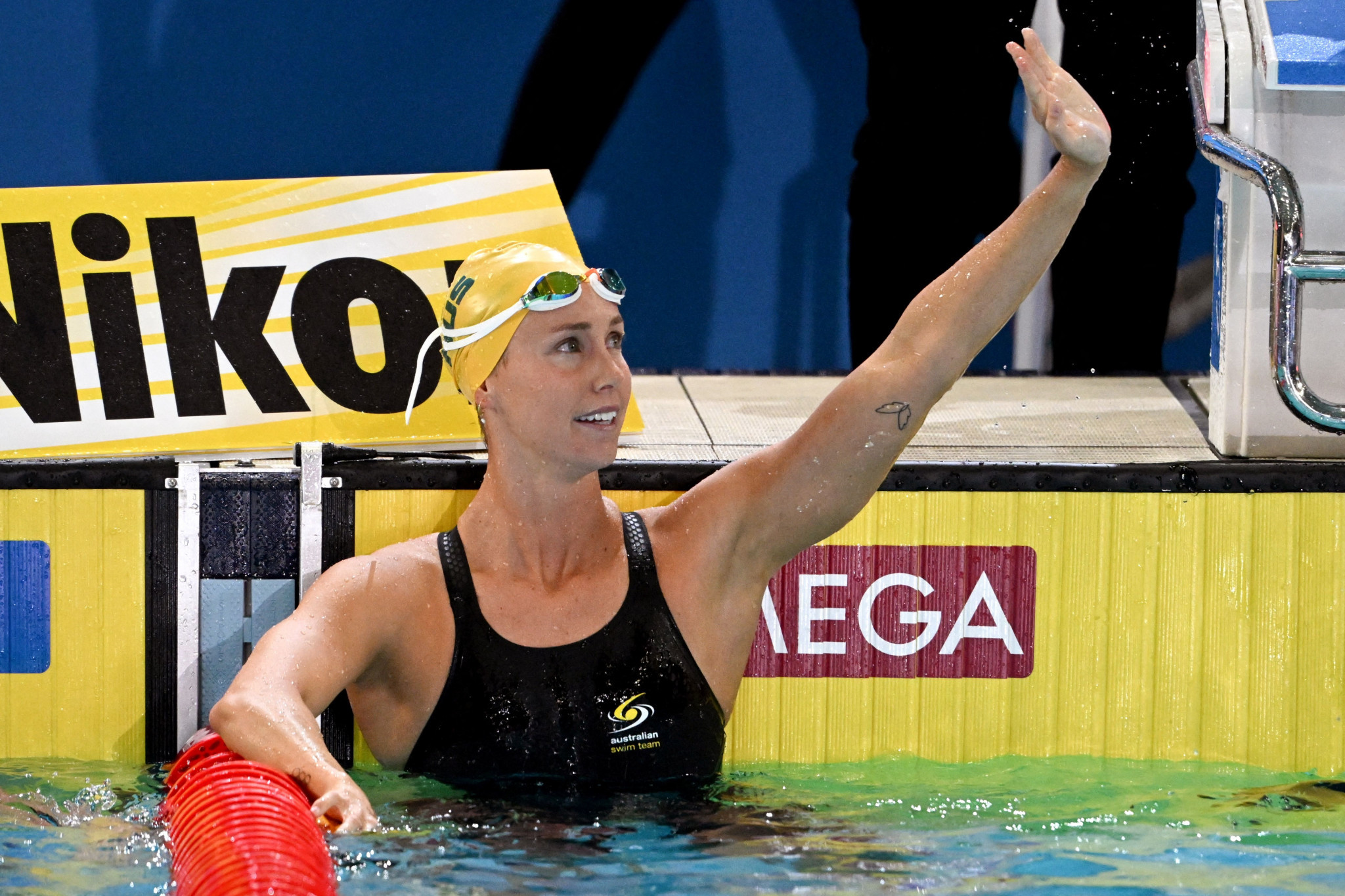 Emma McKeon waves to the crowd after winning her fourth gold medal courtesy of her women’s 50m freestyle success ©Getty Images