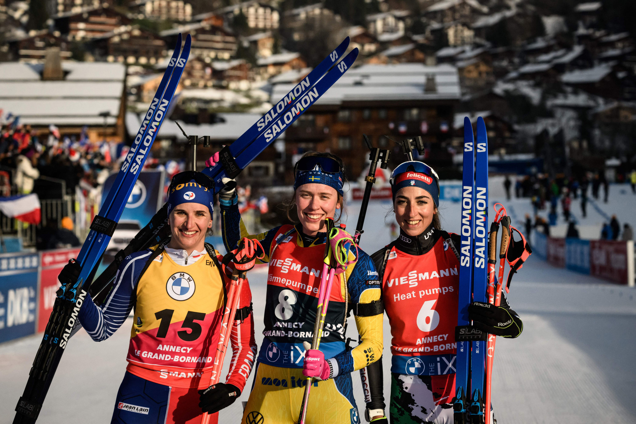 Elvira Öberg, centre, topped the women's podium but Julia Simon, left, remains overall leader ©Getty Images