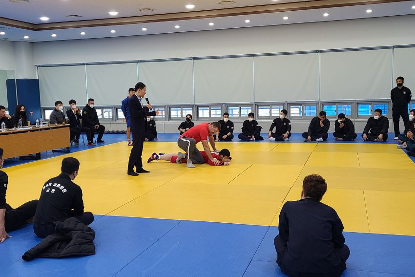 Training sessions demonstrating sambo techniques were led by Maksimov during his visit to Korea ©FIAS 