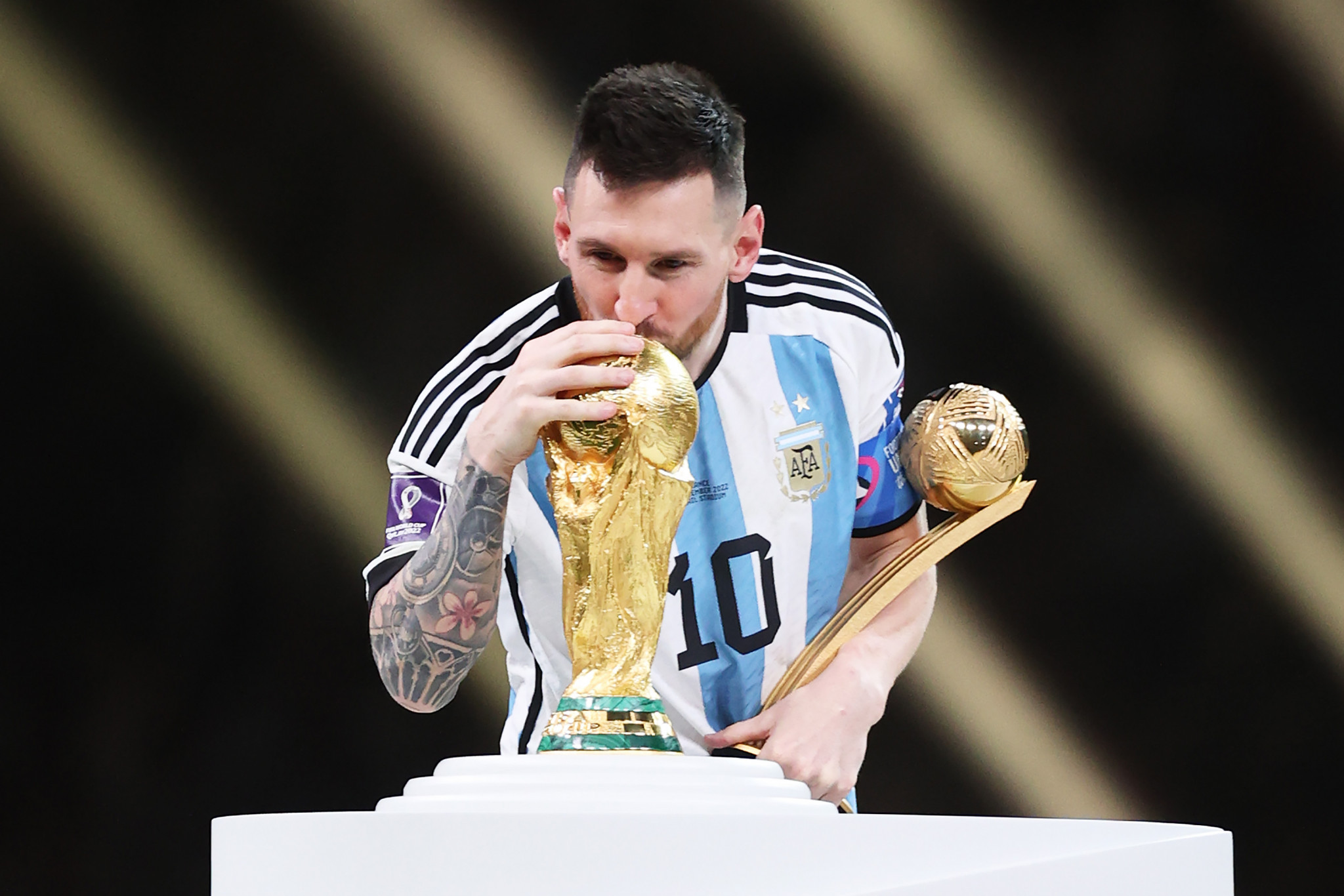 Messi kisses the World Cup trophy after the win ©Getty Images