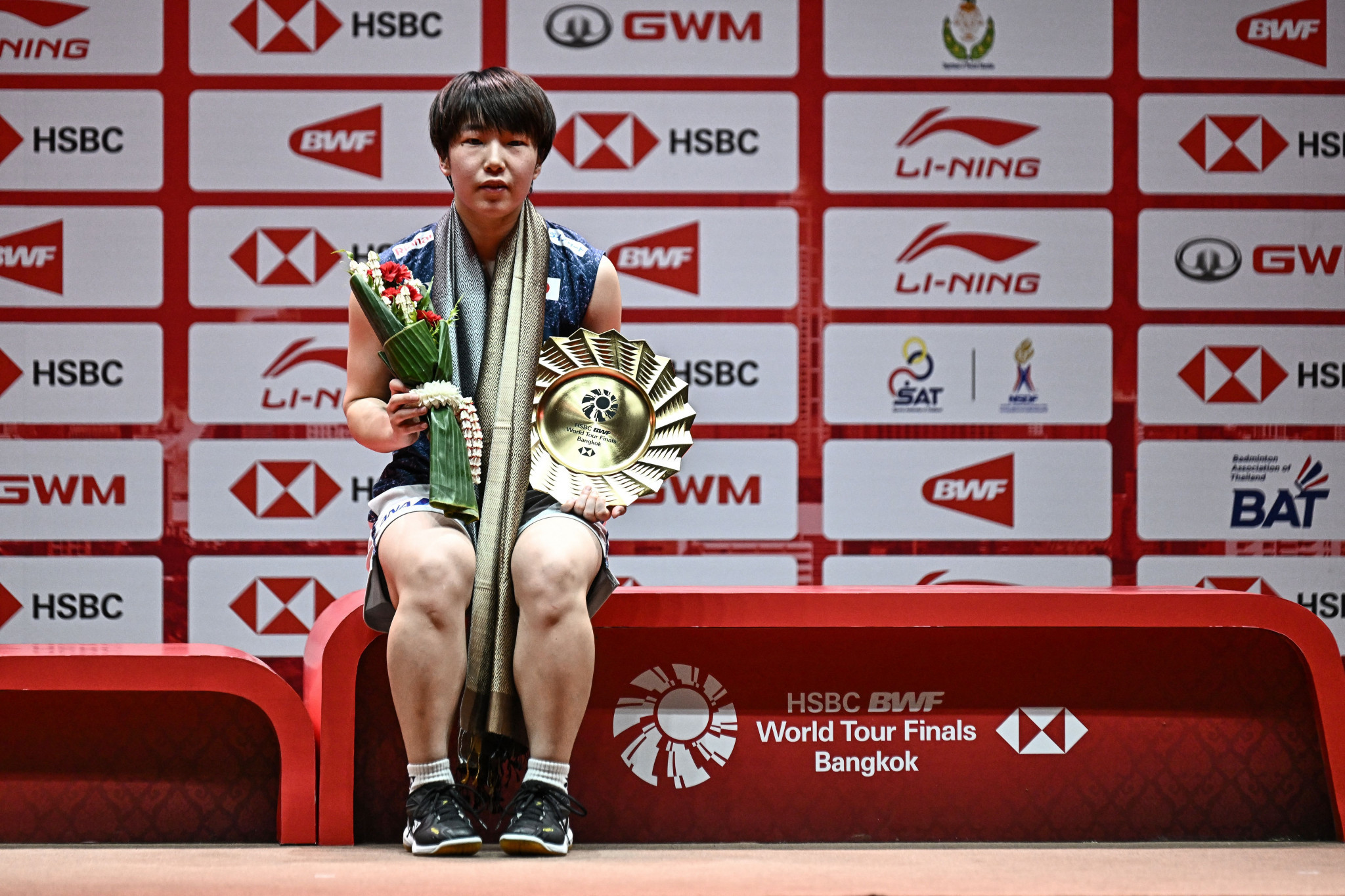 Japan's Akane Amaguchi poses with the HSBC BWF World Tour Finals trophy after her victory in the women's singles in Bangkok earlier this month ©Getty Images
