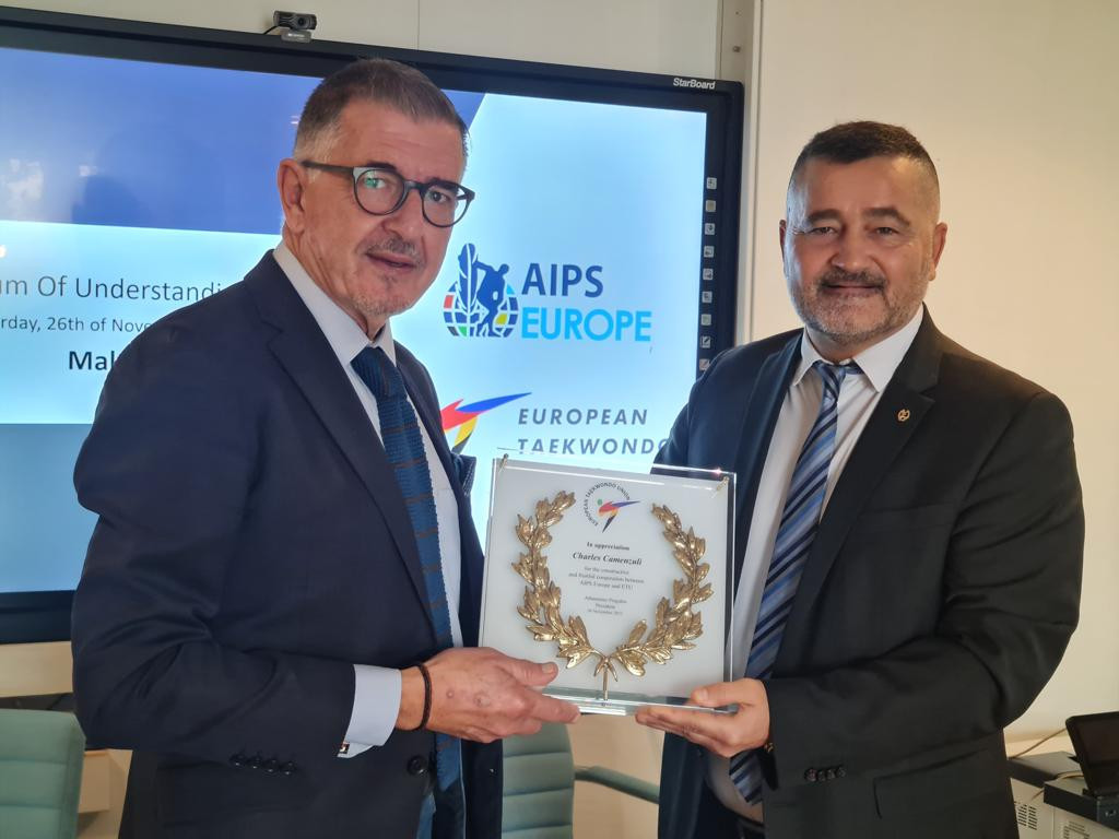AIPS Europe President Charles Camenzuli, left, described the MoU as an "ideal tool" as he signed with ETU President Sakis Pragalos ©ETU