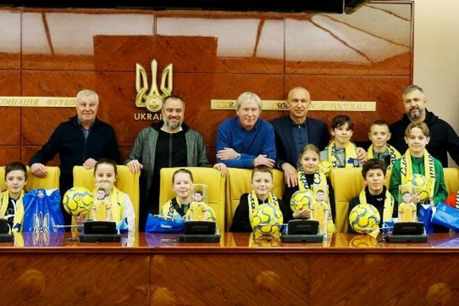 Ukraine Football Association President Andriy Pavelko, second left at back, joined the governing body's vice-presidents to help children from Kyiv celebrate St. Nicholas Day ©UAF