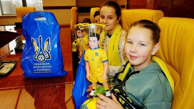 Instead of a planned UAF Extraordinary Executive Committee meeting today, children took over the headquarters in Kyiv and were given gifts ©UAF