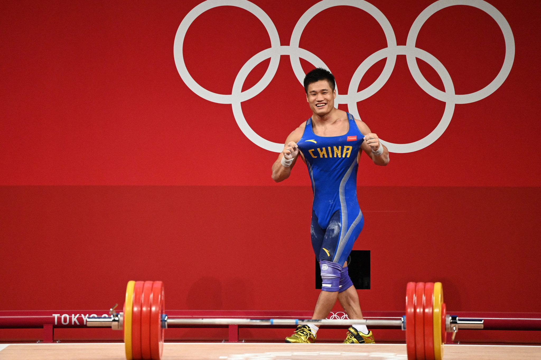 China's Lyu Xiaojun celebrates after winning the men's 81kg weightlifting gold at Tokyo 2020 ©Getty Images