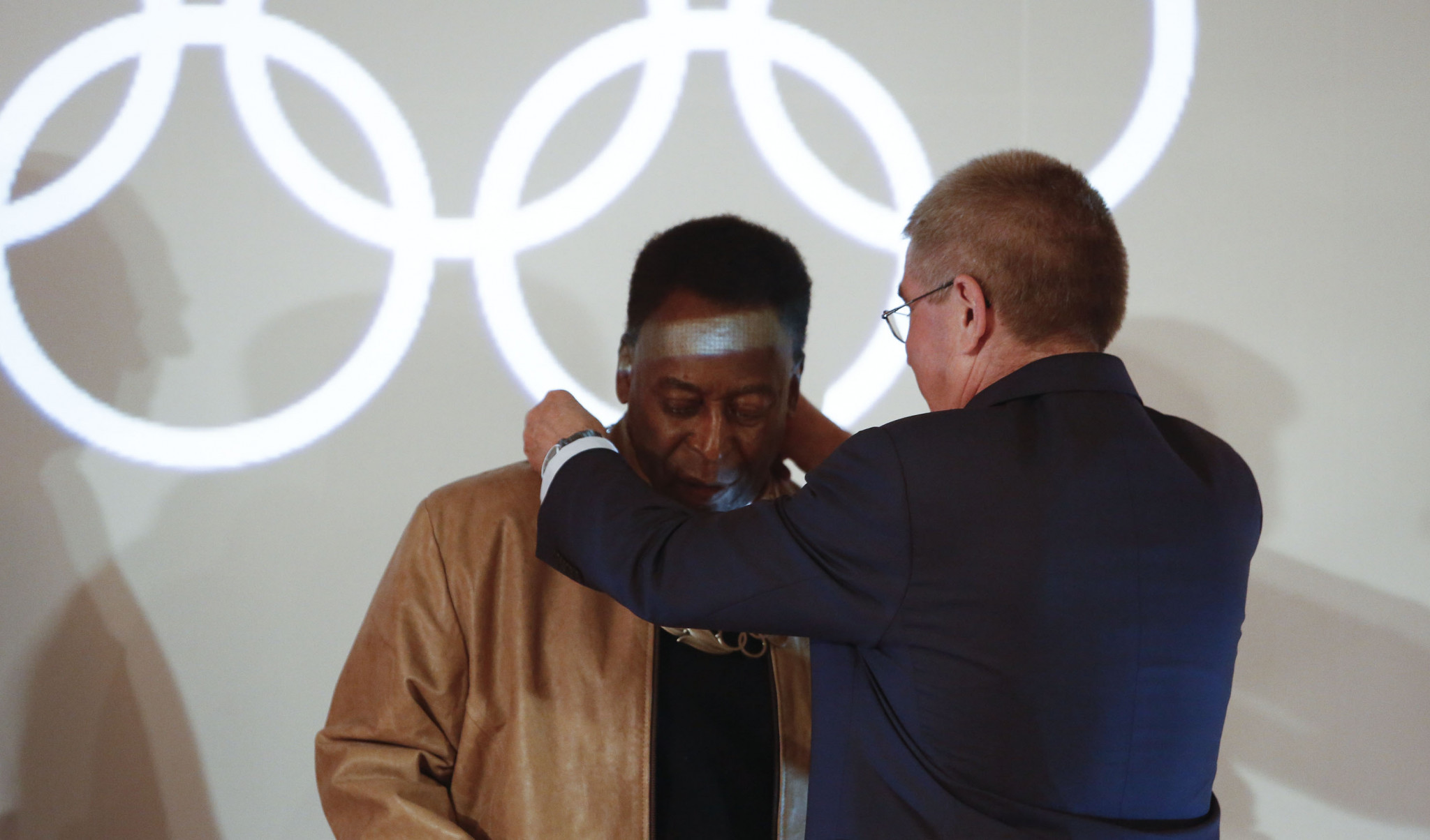 Thomas Bach presented Pelé with the Olympic Order in 2016 ©Getty Images