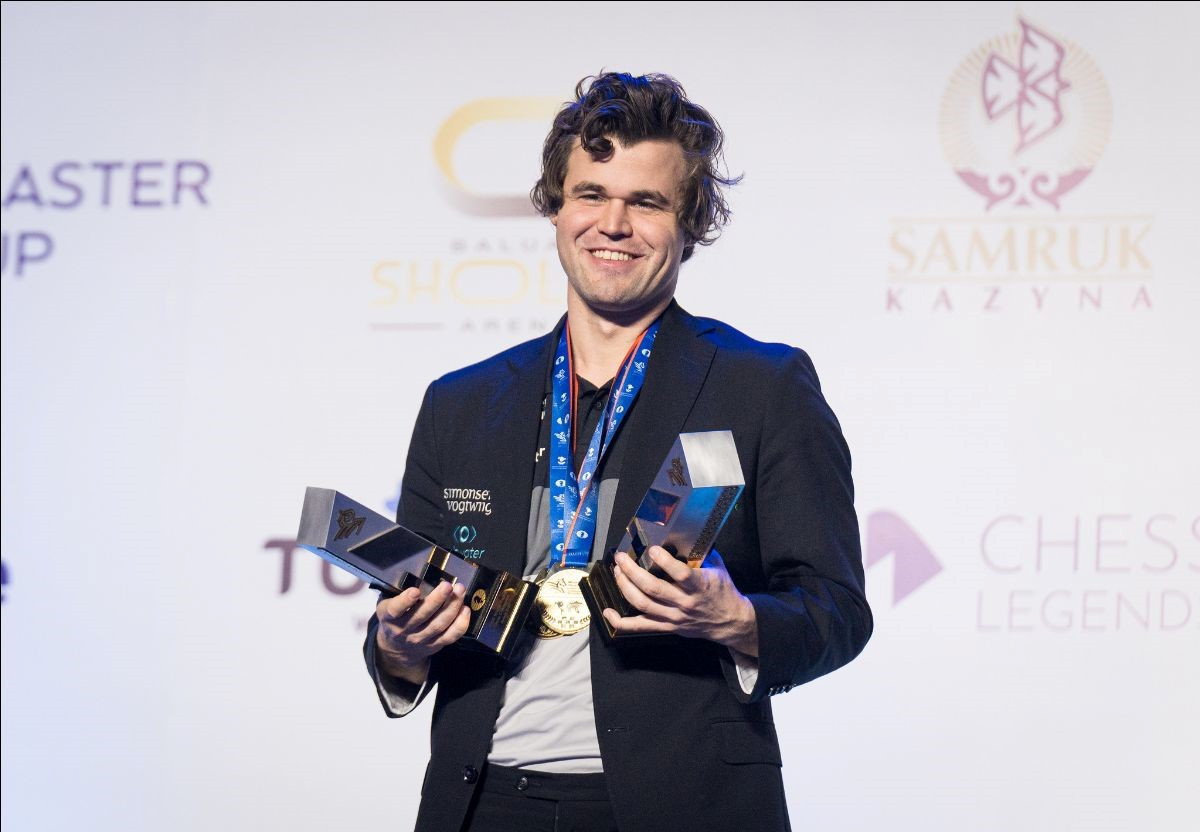 Magnus Carlsen won both men's trophies at the World Blitz Chess Championship ©Lennart Ootes/FIDE