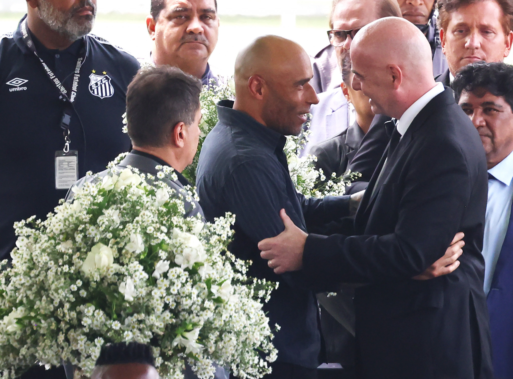 FIFA President Gianni Infantino, right, attended the wake and consoled Pelé's family, including son Edinho, centre ©Getty Images
